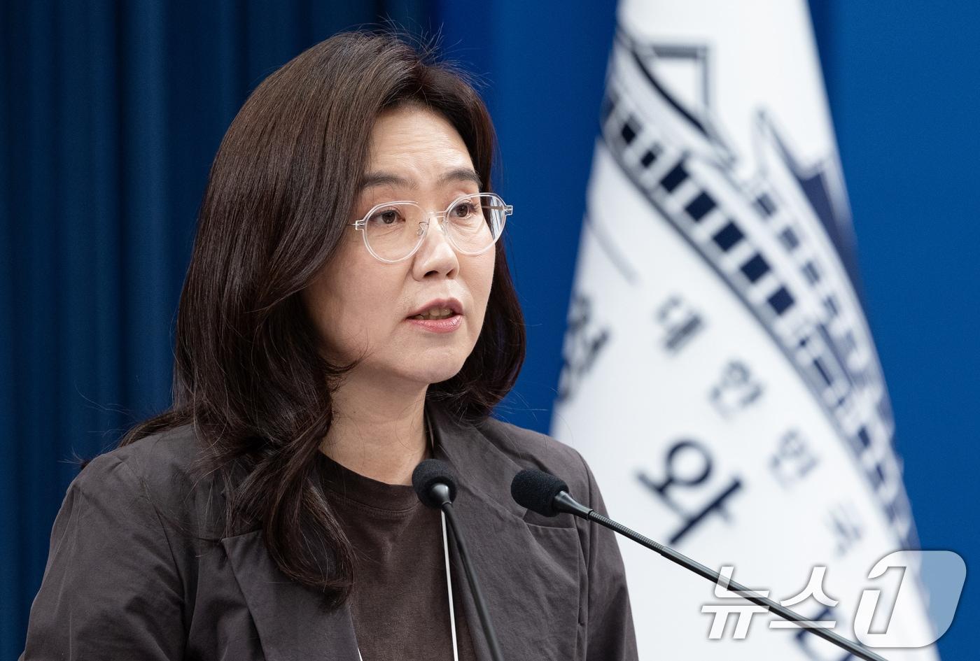 본문 이미지 - 강유정 수석대변인이 17일 청와대 춘추관에서 국정목표 관련 브리핑을 하고 있다. 2026.5.17 ⓒ 뉴스1 이재명 기자