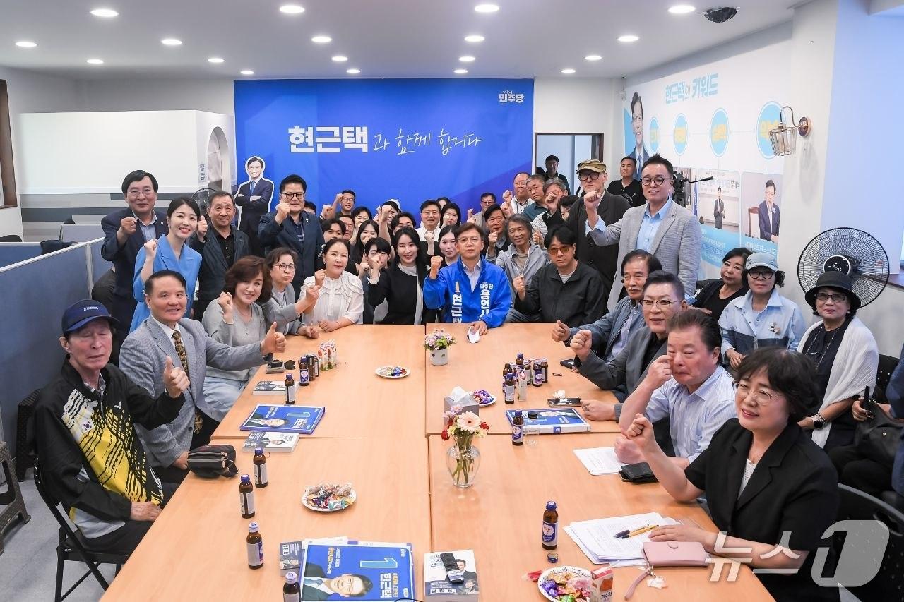 본문 이미지 - 용인 지역 민족운동 단체와 문화예술인 단체 회원 80여명이 16일 현근택 더불어민주당 용인시장 후보에 대한 지지를 선언했다.(후보측 제공)