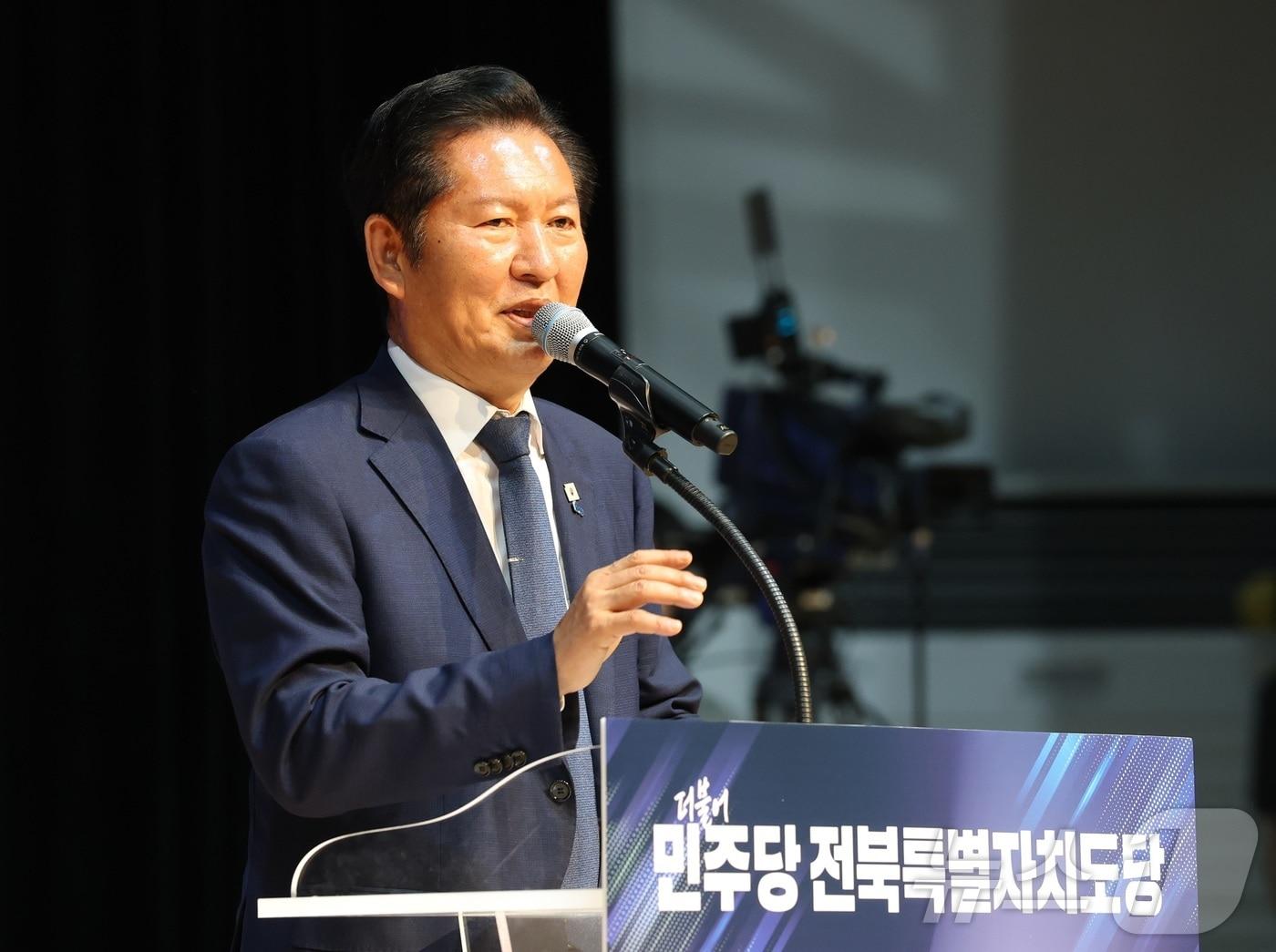 본문 이미지 - 정청래 더불어민주당 대표가 17일 전북 전주시 전주대학교 JJ아트홀에서 열린 더불어민주당 전북특별자치도당 선거대책위원회 발대식에 참석해 인사말을 하고 있다. 2026.5.17 ⓒ 뉴스1 유경석 기자