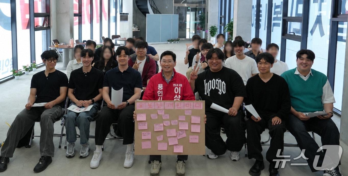 본문 이미지 - 이상일 후보가 17일 선거사무소에서 용인 지역 대학생들과 가진 소통간담회에서 기념촬영을 하고 있다.(후보측 제공)