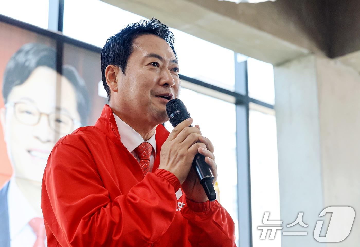 본문 이미지 - 장동혁 국민의힘 대표가 17일 충남 공주시 윤용근 공주·부여·청양 국회의원 후보 선거사무소 개소식에 참석해 축사를 하고 있다. 2026.5.17 ⓒ 뉴스1 이호윤 기자