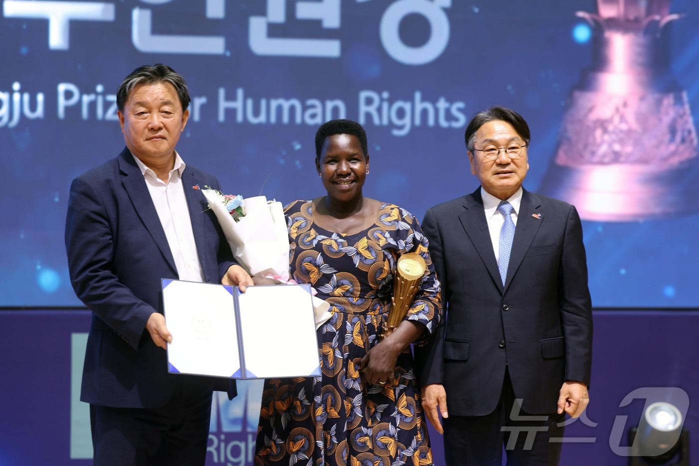 본문 이미지 - 17일 오후 광주 동구 전일빌딩에서 우간다 출신 여성인권운동가인 실비아 아칸이 광주인권상을 받고 있다. 2026.5.17 ⓒ 뉴스1 조수민 수습기자