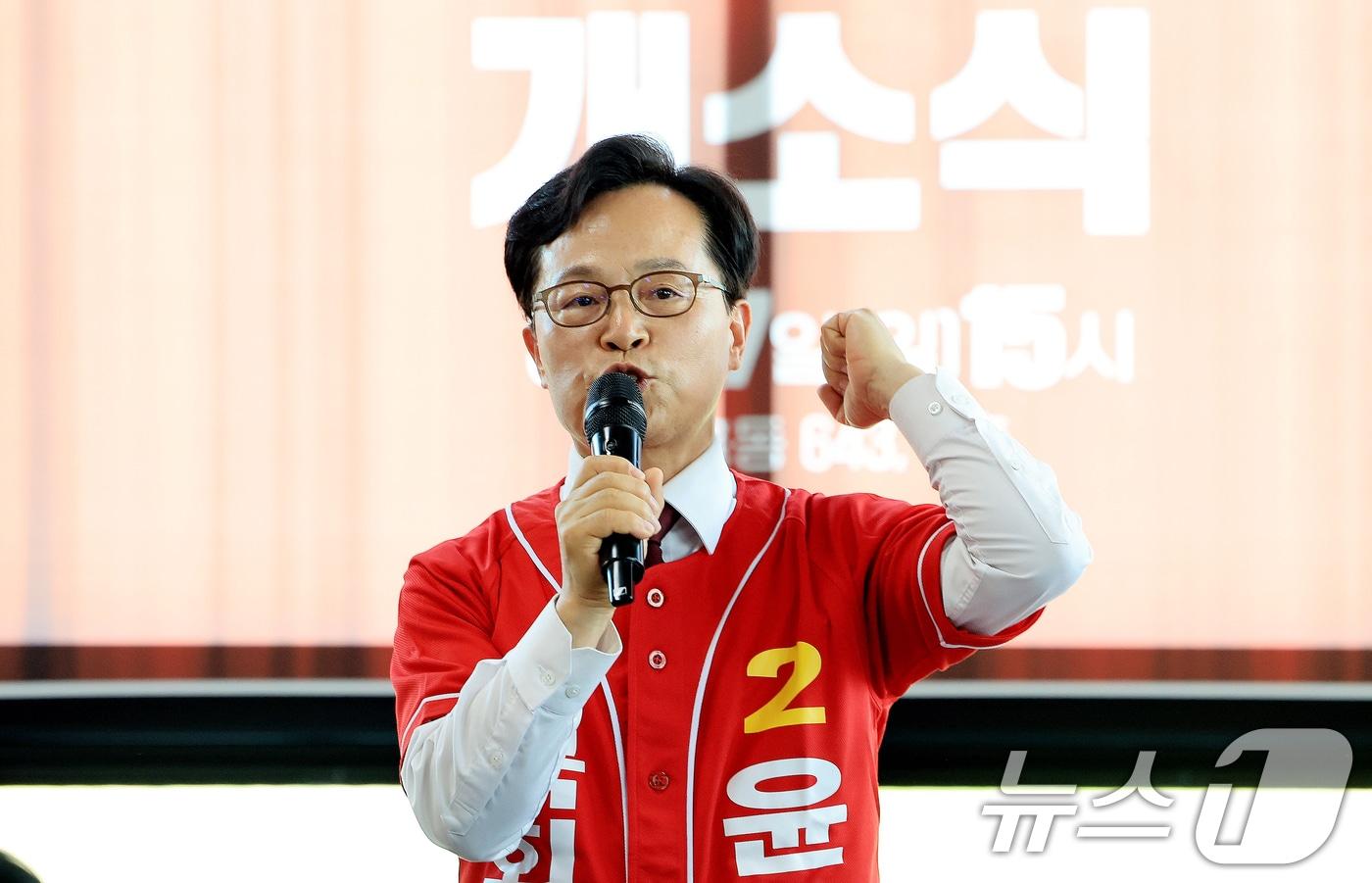 본문 이미지 - 윤용근 국민의힘 충남 공주·부여·청양군 국회의원 후보가 17일 충남 공주시 시내에 마련된 선거사무소 개소식에서 연설하고 있다. 2026.5.17 ⓒ 뉴스1 이호윤 기자