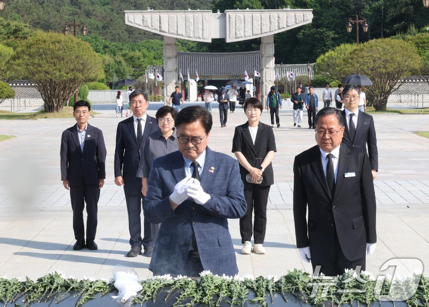 본문 이미지 - 우원식 국회의장이 5·18민주화운동 제 46주년을 하루 앞둔 17일 광주 북구 국립 5·18민주묘지를 찾아 오월영령에 분향하고 있다. 2026.5.17 ⓒ 뉴스1 박지현 기자