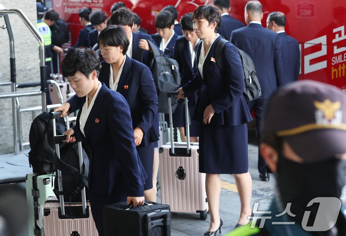 본문 이미지 - 2025-26 아시아축구연맹(AFC) 여자챔피언스리그(AWCL) 4강전에 출전하는 북한 여자축구팀 ‘내고향여자축구단’이 17일 오후 숙소로 지정된 경기 수원시 팔달구 노보텔 앰배서더 수원으로 들어가고 있다.. (공동취재) 2026.5.17 ⓒ 뉴스1 김영운 기자