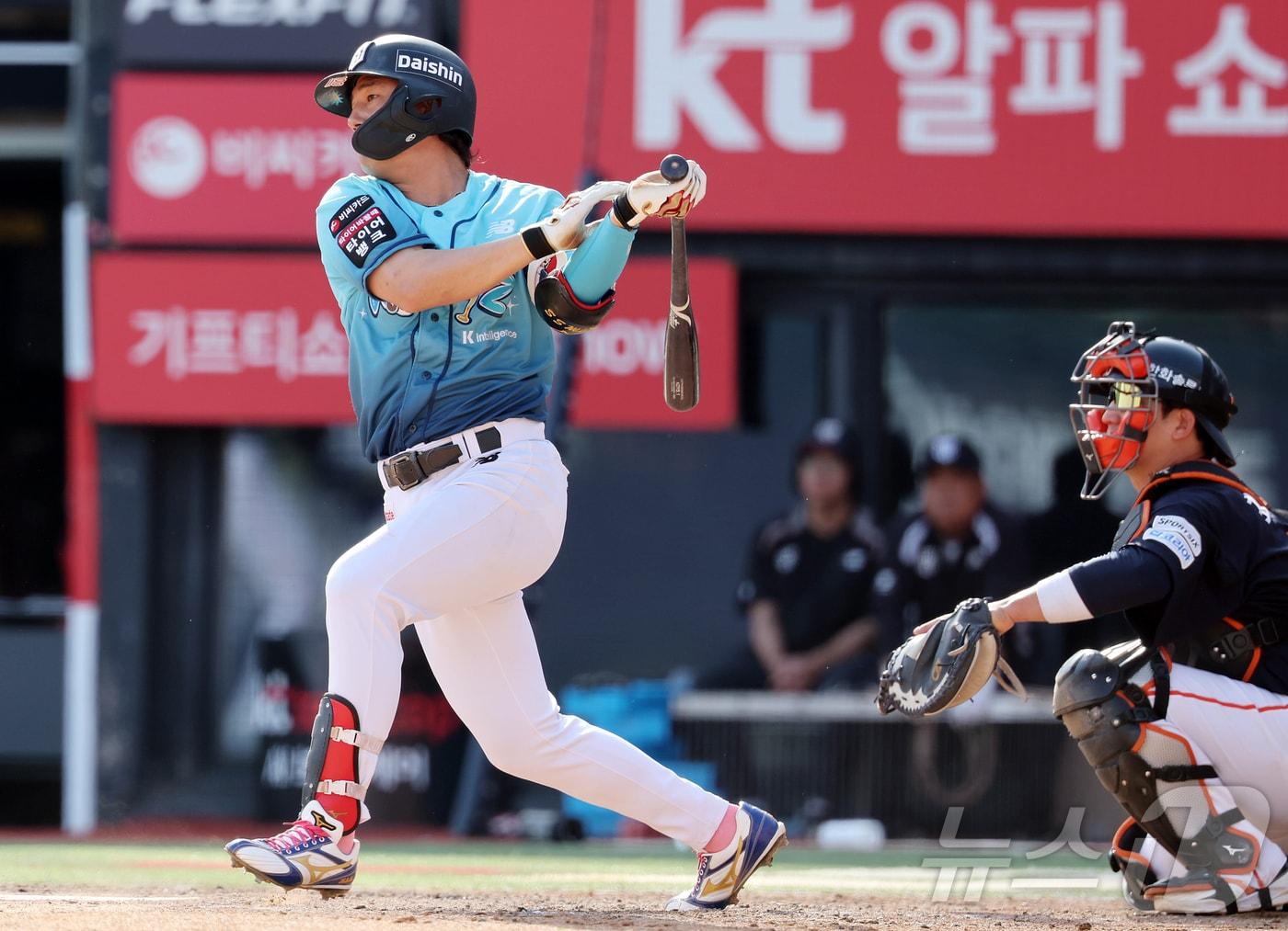 본문 이미지 - 17일 오후 경기 수원시 장안구 KT위즈파크에서 열린 '2026 신한은행 SOL KBO리그' 한화 이글스와 KT 위즈의 경기, kt 김상수가 7회말 2사 1,3루 상황에서 동점 적시타를 치고 있다. 2026.5.17 ⓒ 뉴스1 김진환 기자