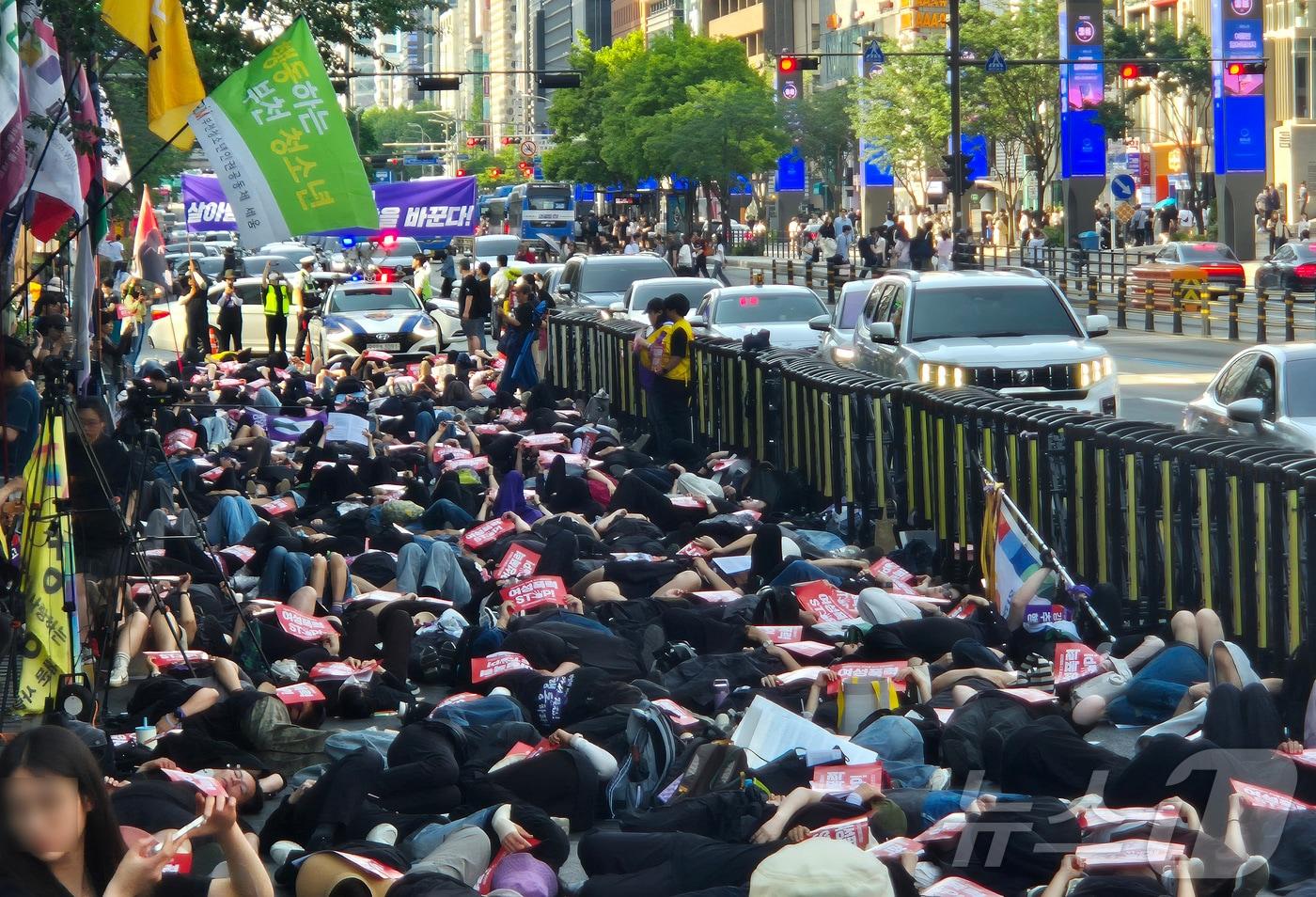 본문 이미지 - 157개 여성시민단체로 구성된 '강남역 여성살해사건 10주기 추모행동'이 17일 서울 지하철 강남역 10번 출구 앞 도로에서 열린 강남역 여성 살해사건 10주기 추모행동 및 집회에서 퍼포먼스를 하고 있다. 2026.5.17 ⓒ 뉴스1 신윤하 기자