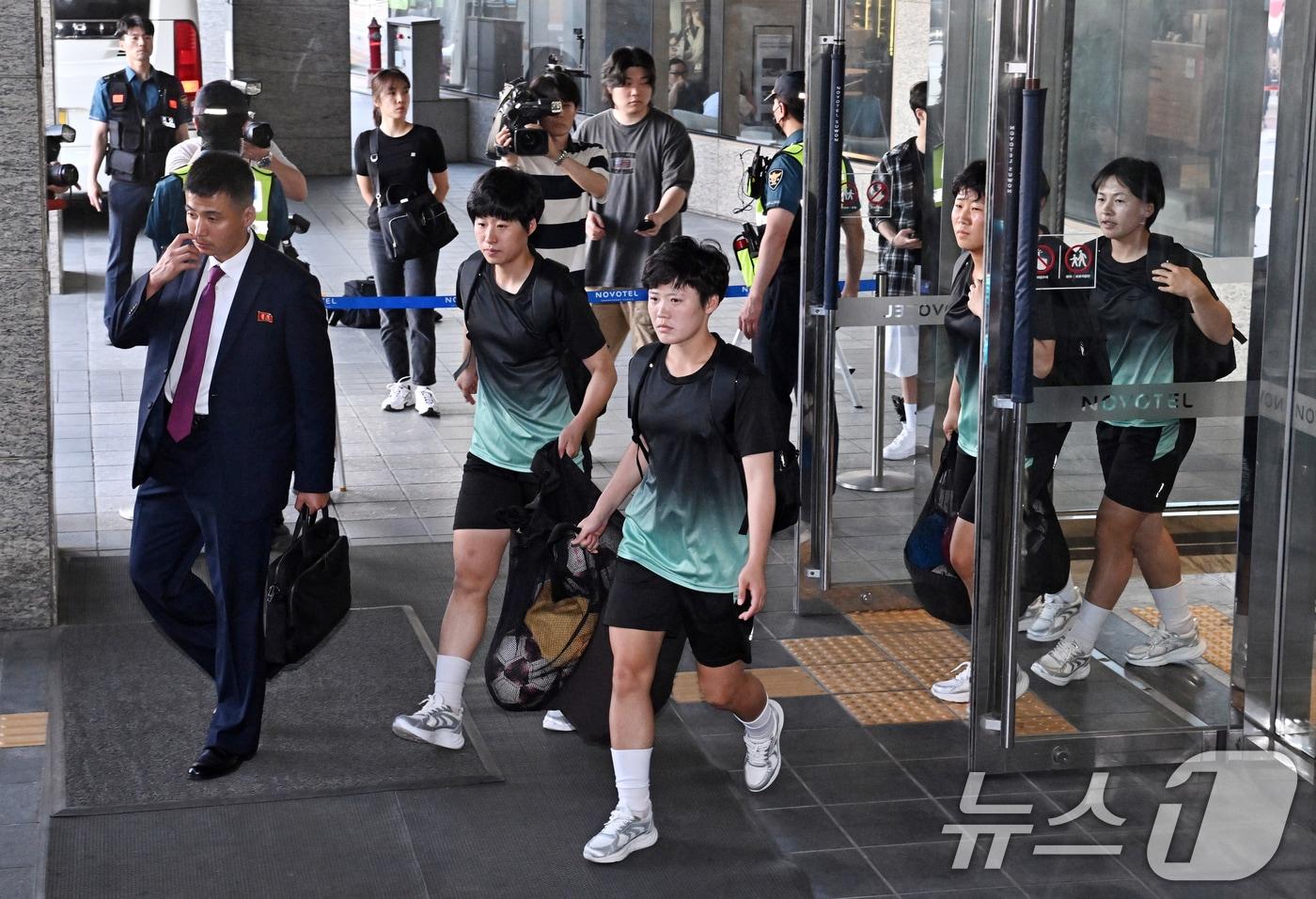 본문 이미지 - 2025-26 아시아축구연맹(AFC) 여자챔피언스리그(AWCL) 4강전에 출전하는 북한 여자축구팀 ‘내고향여자축구단’이 17일 오후 숙소로 지정된 경기 수원시 팔달구 노보텔 앰배서더 수원에서 나와 훈련장으로 향하고 있다. (공동취재) 2026.5.17 ⓒ 뉴스1 김영운 기자