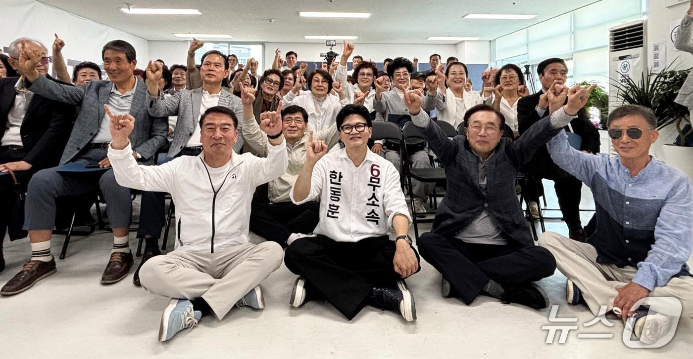 본문 이미지 - 부산 북구갑 국회의원 보궐선거에 출마하는 한동훈 무소속 후보가 17일 부산 북구 선거사무소에서 열린 선거대책위원회 발족식에서 선대위 관계자들과 사진을 찍고 있다. 2026.05.17 ⓒ 뉴스1 홍윤 기자