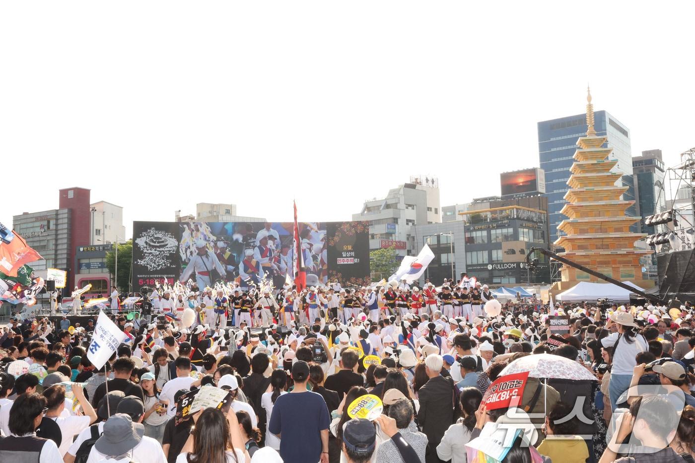 본문 이미지 - 17일 광주 동구 5·18민주광장에서 '오월의 꽃, 오늘의 빛'을 주제로 한 5·18 전야제에 풍물패가 분위기를 고조시키면서 시민들이 모여들고 있다. 2026.5.17 ⓒ 뉴스1 박지현 기자