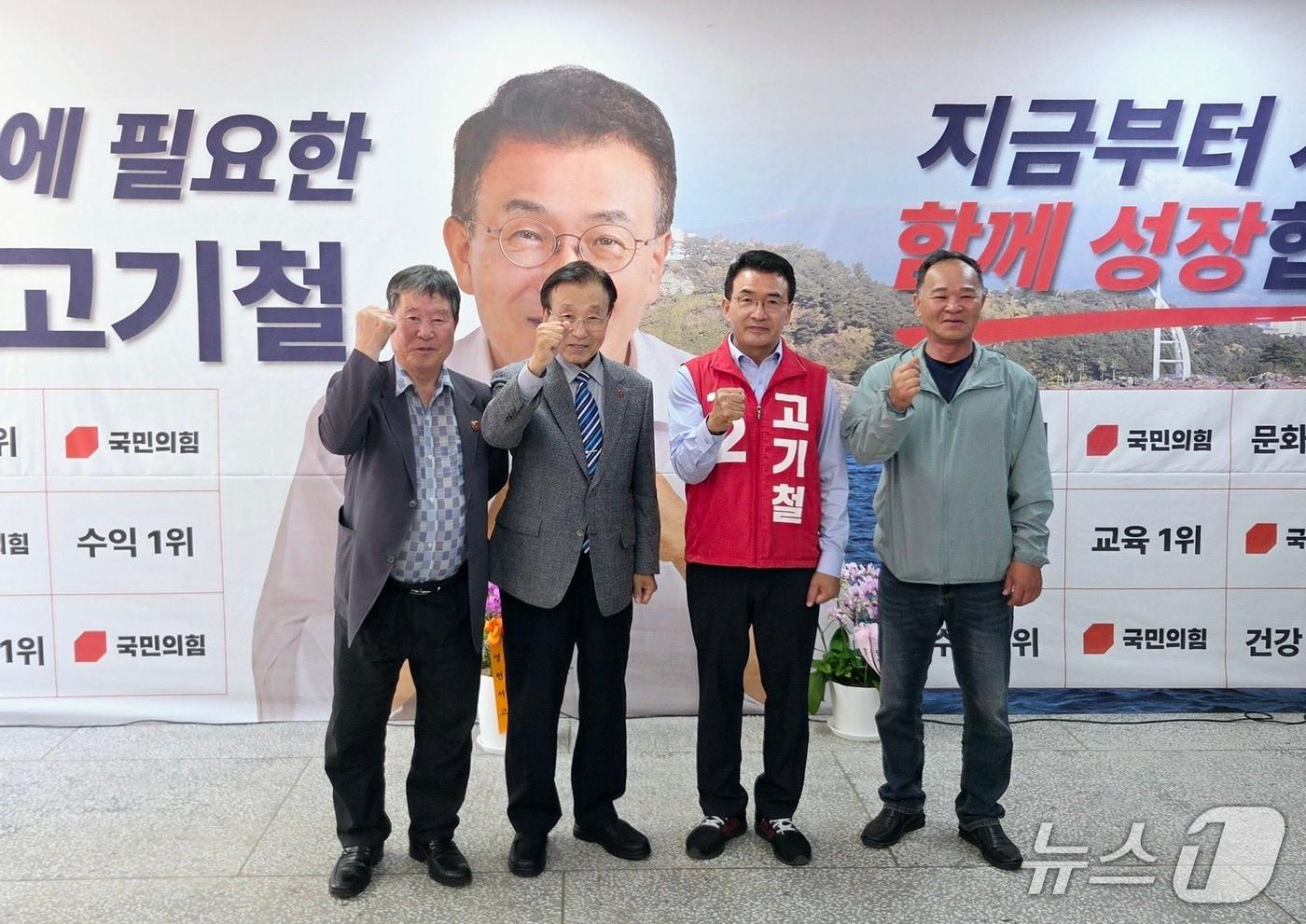 본문 이미지 -  서귀포시 국회의원 보궐선거 국민의힘 고기철 후보가 서귀포시 4·3유족회 집행진과 간담회을 가진 후 기념촬영을 하고 있다.(고기철 후보 캠프 제공. 재판매 및 DB 금지)/뉴스1