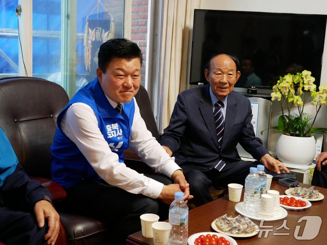 본문 이미지 - 신용한 더불어민주당 충북지사 후보가 17일 후원회 개소식에서 대회하고 있다. (캠프 제공. 재판매 및 DB금지)