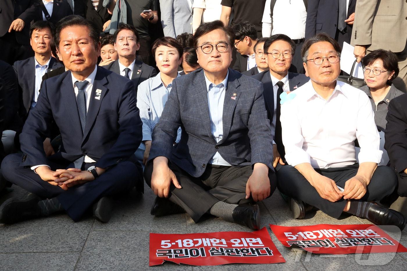 본문 이미지 - 우원식 국회의장과 정청래 더불어민주당 대표, 강기정 광주시장이 17일 오후 광주 동구 옛 전남도청 앞 광장에서 열린 제46주년 5·18 민중항쟁 전야제에 참석하고 있다. 2026.5.17 ⓒ 뉴스1 조수민 수습기자