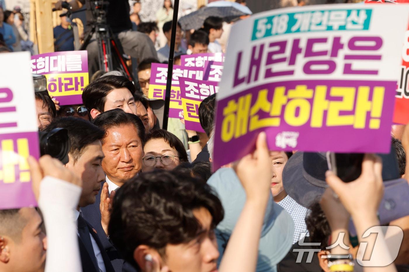 본문 이미지 - 정청래 더불어민주당 대표가 17일 광주 동구 5.18민주광장에서 열린 5·18민주화운동 46주기 전야제에 참석하기 위해 들어서다 대법원장 탄핵을 촉구하는 일부 진보단체의 항의에 멈춰 잠시 서있다. 2026.5.17 ⓒ 뉴스1 김태성 기자