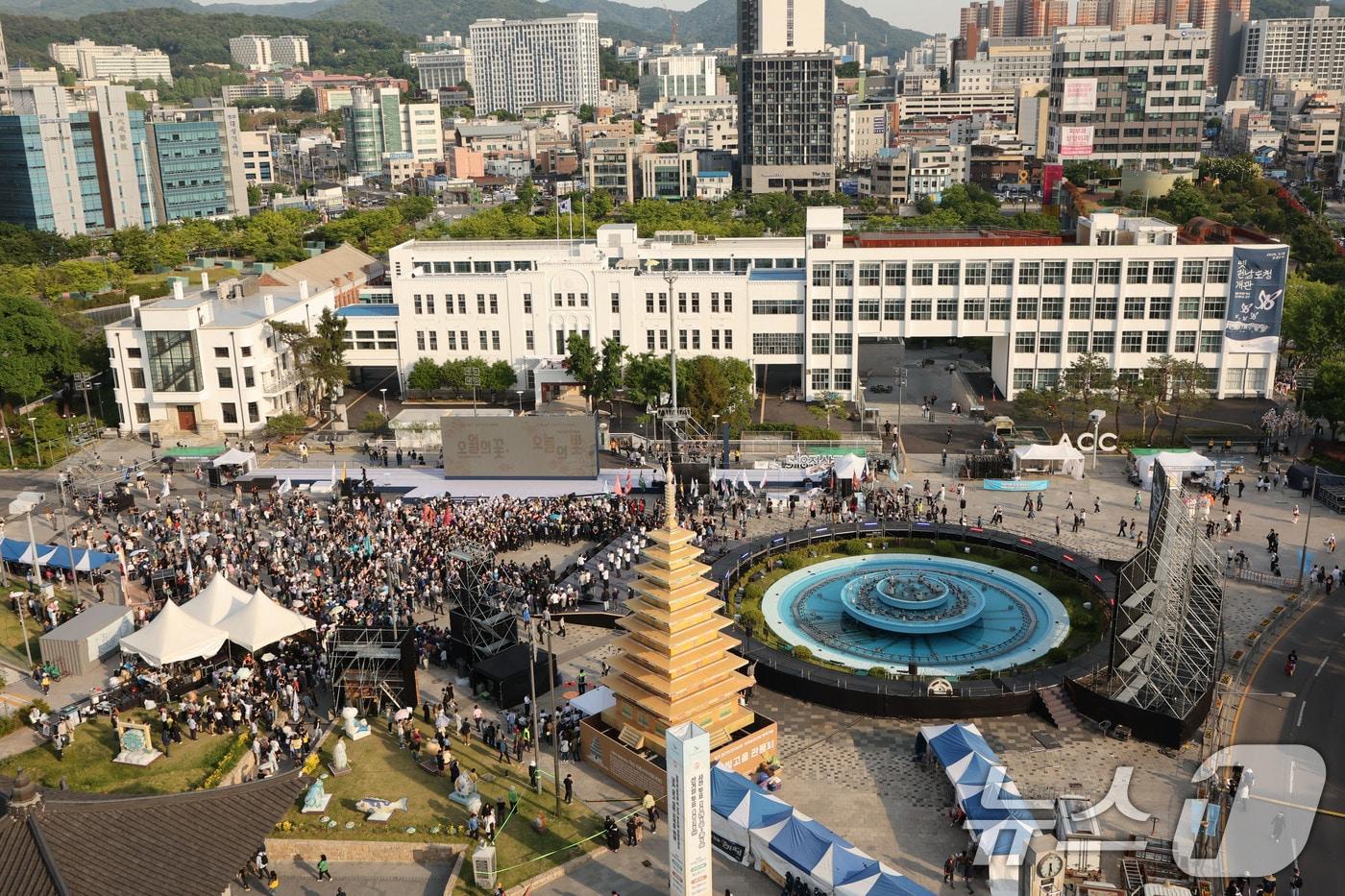본문 이미지 - 지난 5월 17일 광주 동구 5·18민주광장에서 '오월의 꽃, 오늘의 빛'을 주제로 열린 5·18 전야제. ⓒ 뉴스1 박지현 기자
