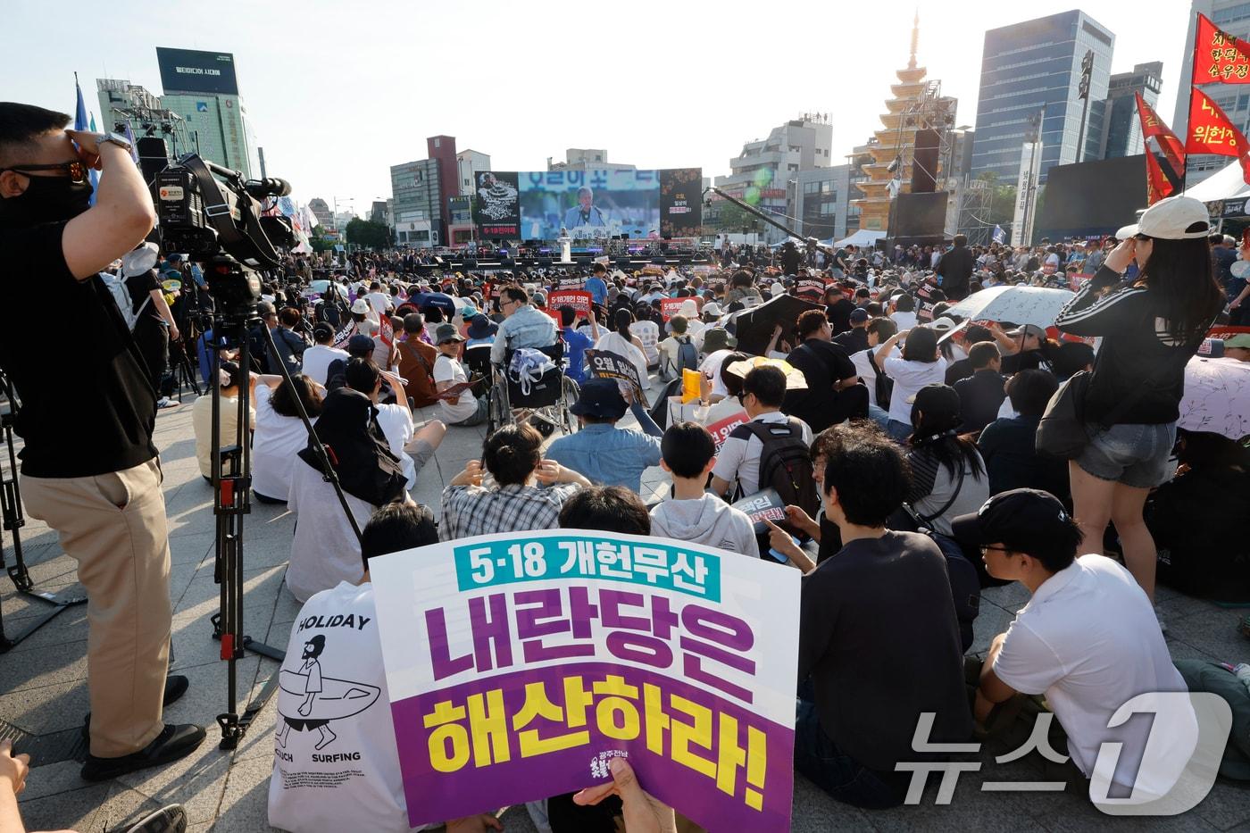 본문 이미지 - 5·18 민주화운동 46주년 전야제가 열린 16일 광주 동구 5.18민주광장에는 분수대 주위로 시민들이 둘러앉아 있다 2026.5.17 ⓒ 뉴스1 김태성 기자