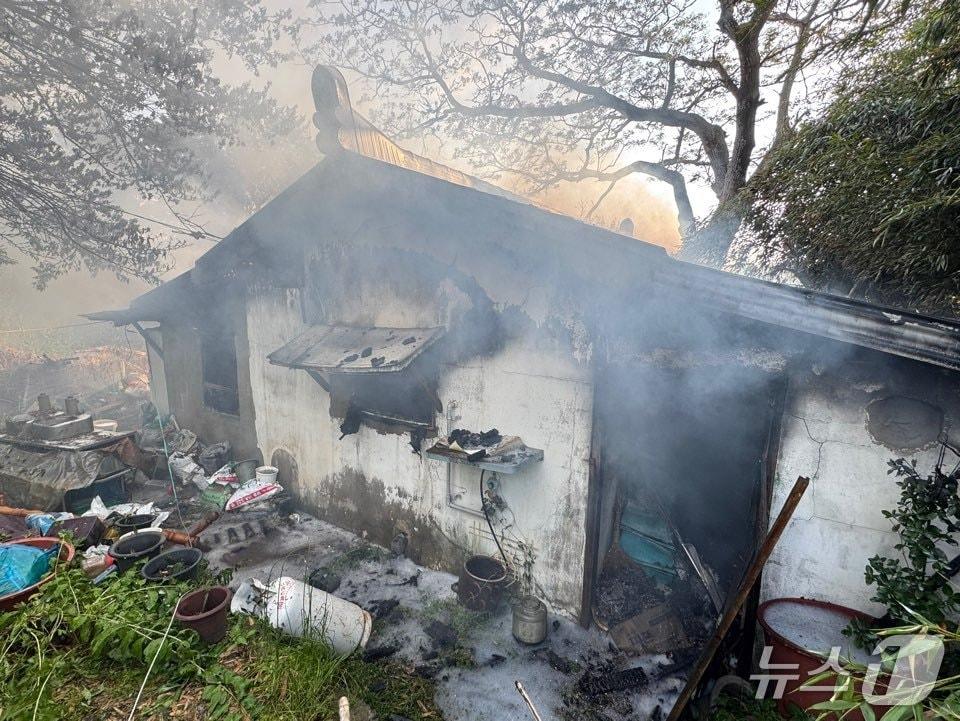 본문 이미지 - 17일 오후 4시 8분쯤 전남 나주시동강면의 한 주택에서 불이나 소방당국이 화재를 진화하고 있다.(전남소방본부 제공. 재판매 및 DB 금지)