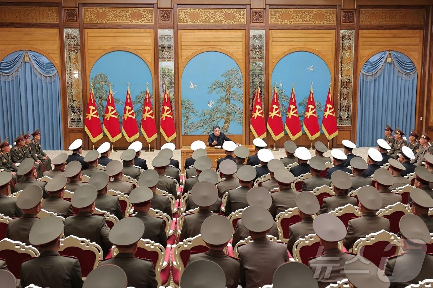 본문 이미지 - (평양 노동신문=뉴스1) = 북한 노동당 기관지 노동신문은 18일 김 총비서가 지난 17일 전군의 사·여단 지휘관 회합을 소집하고 "우리 군대를 세계에서 가장 강한 군대로 무장시켜야 할 역사적 위임이 바로 사·여단장들에게 맡겨져 있다＂고 말했다고 보도했다. [국내에서만 사용가능. 재배포 금지. DB 금지. For Use Only in the Republic of Korea. Redistribution Prohibited] rodongphoto@news1.kr