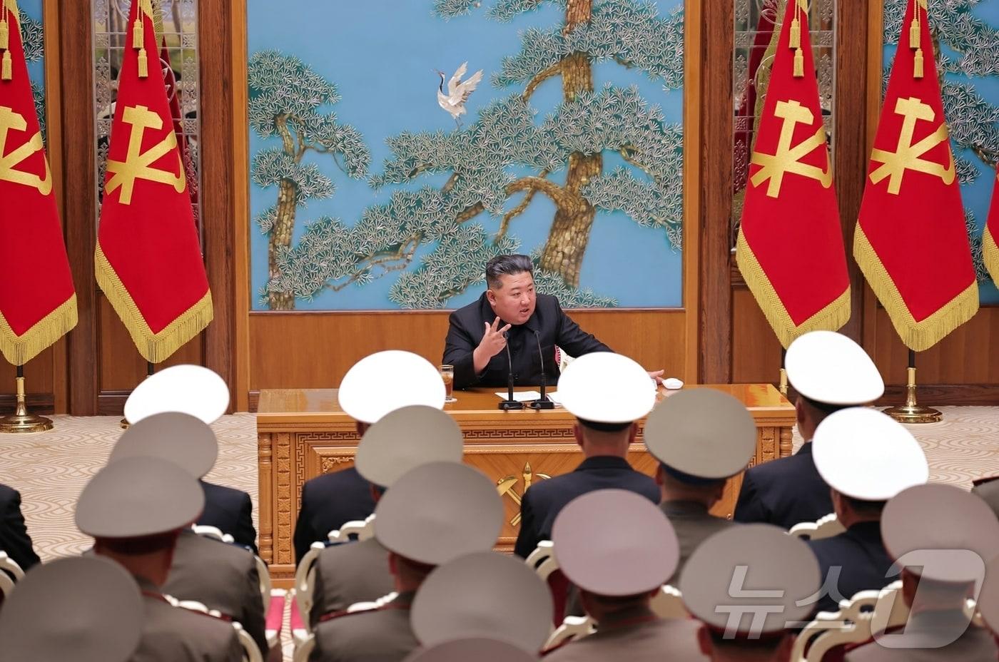 본문 이미지 - (평양 노동신문=뉴스1) = 북한 노동당 기관지 노동신문은 18일 김 총비서가 지난 17일 전군의 사·여단 지휘관 회합을 소집했다고 보도했다. [국내에서만 사용가능. 재배포 금지. DB 금지. For Use Only in the Republic of Korea. Redistribution Prohibited] rodongphoto@news1.kr