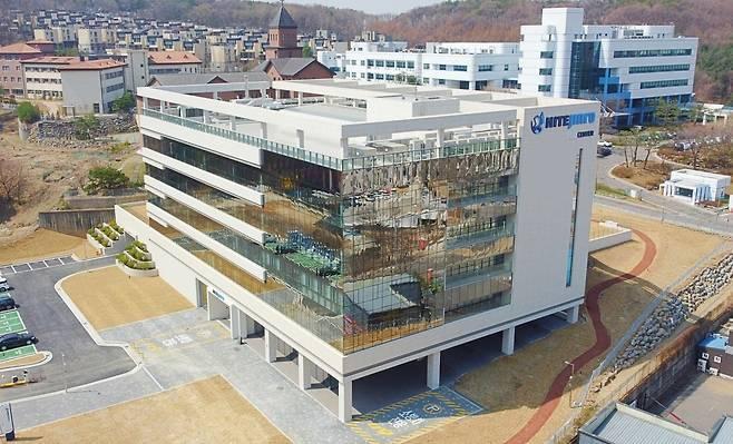 본문 이미지 - 하이트진로 통합연구소 전경.(하이트진로 제공)