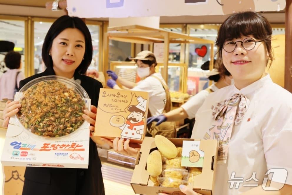 본문 이미지 - 롯데백화점 대구점 지하 2층 특설행사장에서 진행 중인 '미식 초대전'에서 직원이 유명 맛집의 대표 메뉴를 선보이고 있다.(롯데백화점 제공, 재판매 및 DB 금지)