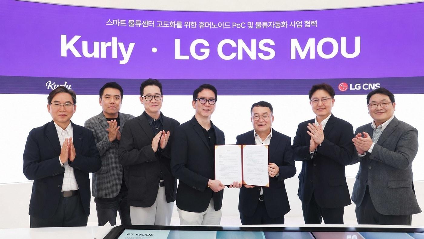본문 이미지 - LG CNS 박상균 통신유통서비스사업부장·전무(오른쪽 두번째)와 이준호 스마트물류&시티사업부장·전무(오른쪽 세번째)가 허태영 컬리 COO·부사장 등 경영진과 기념촬영을 하고 있는 모습. (LG CNS 제공)
