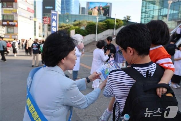 본문 이미지 - 대한약사회는 전날(17일) 오후 서울역 광장에서 '약국과 한약국, 이제는 명확히 구분해야 합니다'를 주제로 대국민 캠페인을 진행했다고 18일 밝혔다. 권영희 회장이 시민 등에게 약국과 한약국의 차이점 등을 설명하고 있다.(대한약사회 제공)