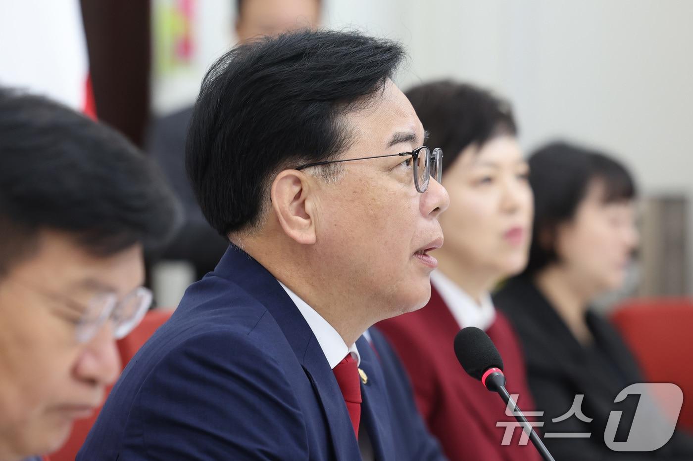 본문 이미지 - 송언석 국민의힘 원내대표가 18일 서울 여의도 국회에서 6.3 지방선거 현안 관련 기자간담회를 하고 있다. 2026.5.18 ⓒ 뉴스1 신웅수 기자