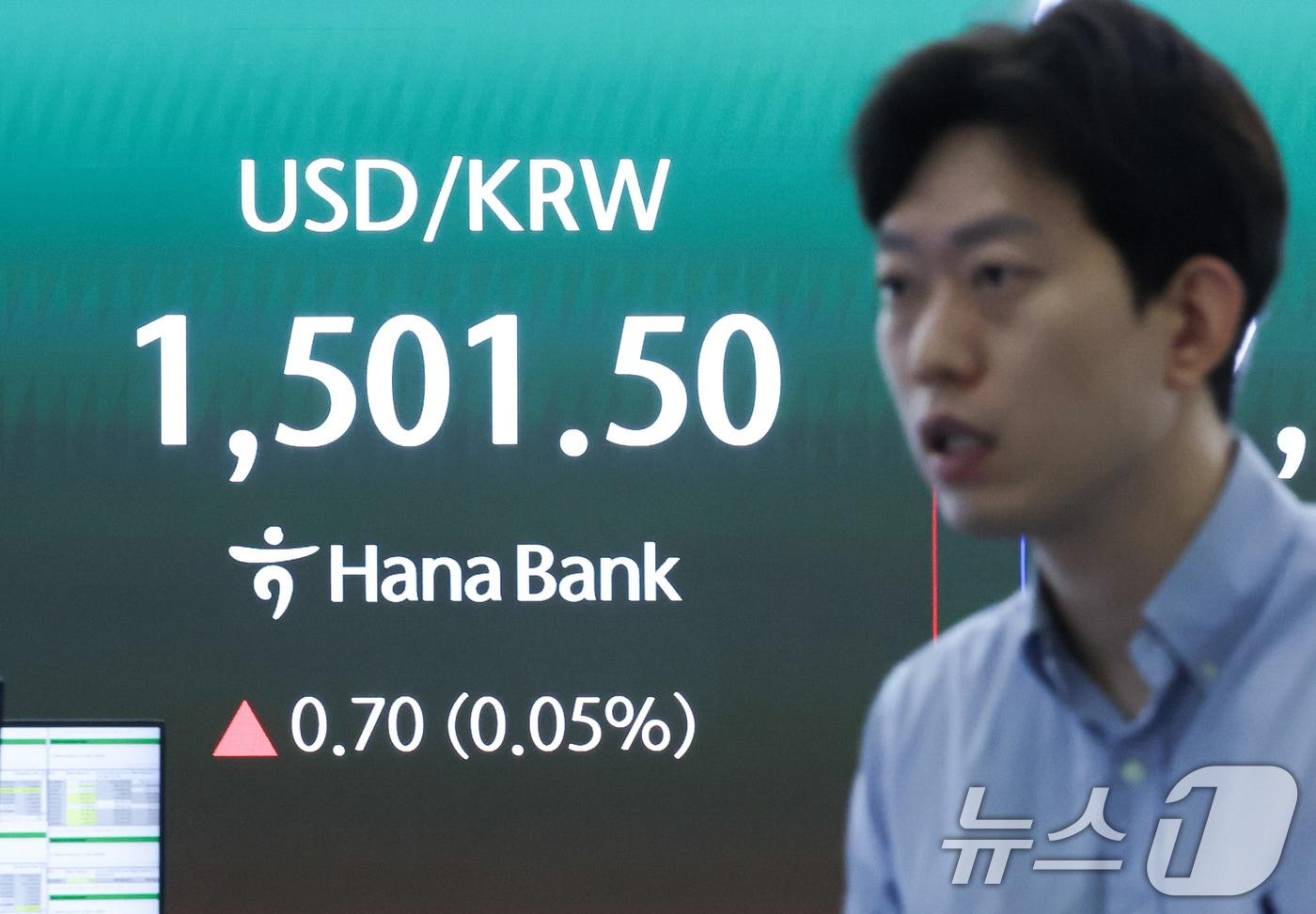 본문 이미지 - 원·달러 환율이 1500원대를 넘어선 18일 오전 서울 중구 하나은행 본점 딜링룸 전광판에 원·달러 환율이 표시되고 있다. 이날 원·달러 환율은 전 거래일 주간 거래 종가보다 0.4원 오른 1501.2원에 출발했다. 2026.5.18 ⓒ 뉴스1 임지훈 인턴기자