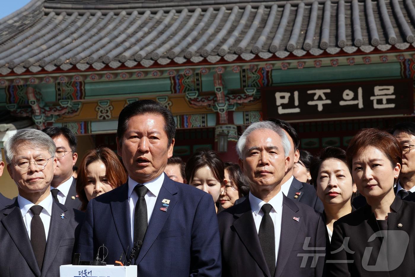 본문 이미지 - 제46주년 5·18 민주화운동 기념일인 18일 오전 광주 북구 망월동 국립5·18민주묘지에서 정청래 더불어민주당 당대표가 민주의 문 앞에서 발언하고 있다. ⓒ 뉴스1 박지현 기자