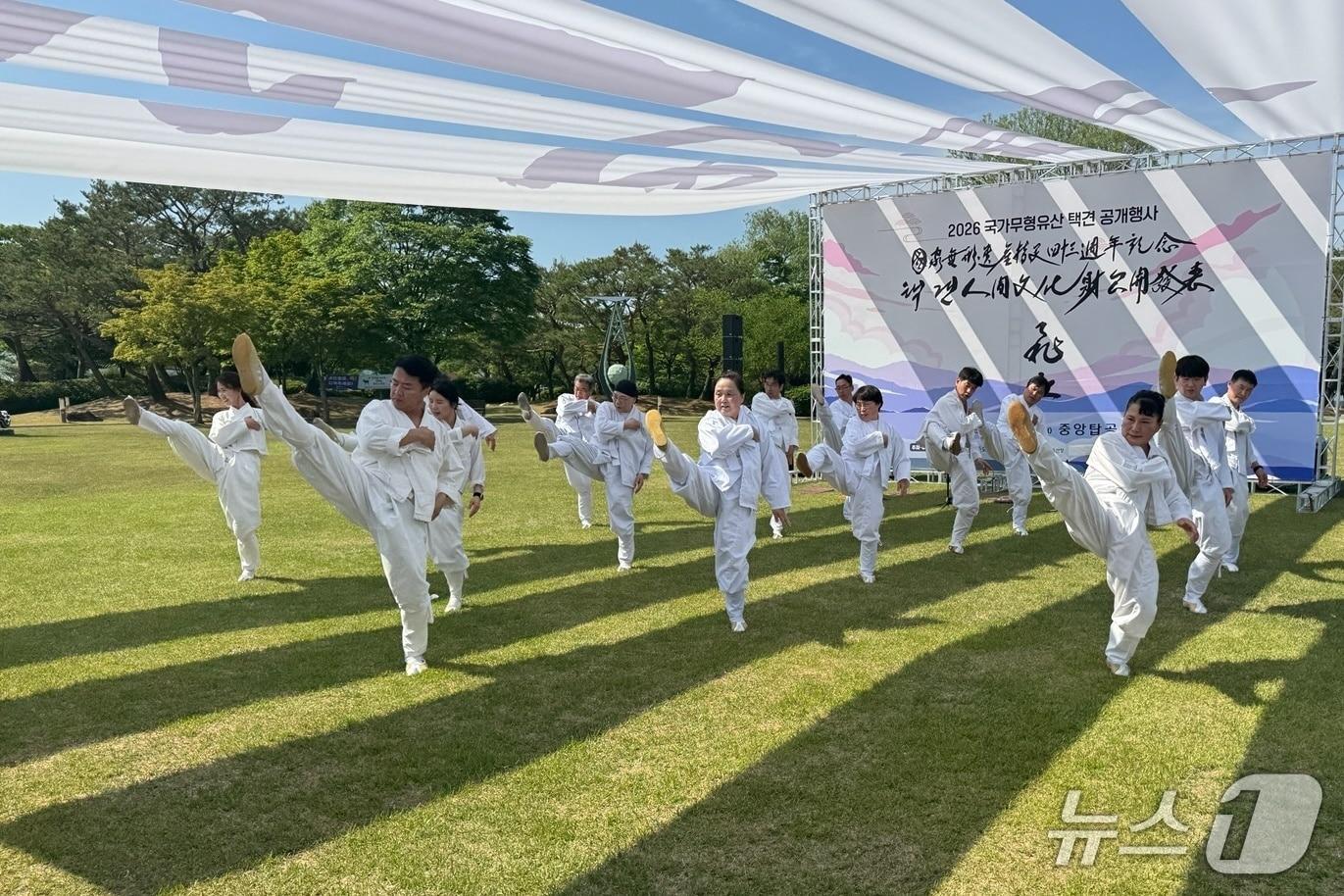 본문 이미지 -  택견예능보유자 공개행사(충주시 제공. 재판매 및 DB금지)