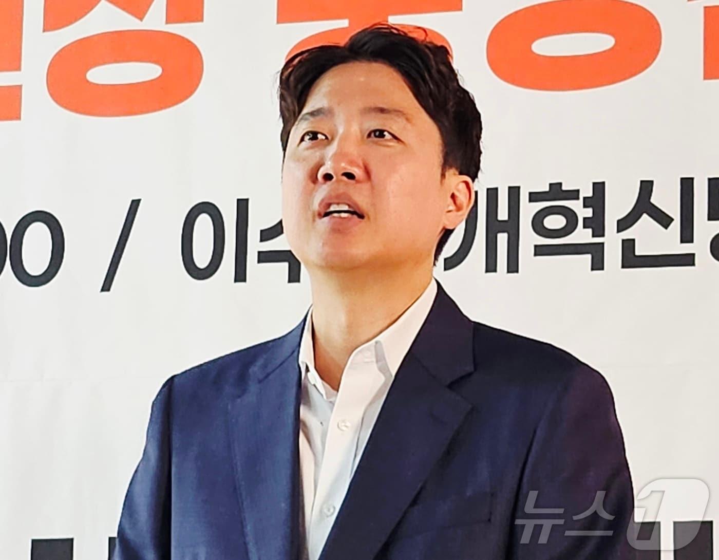 본문 이미지 - 이준석 개혁신당 대표가 18일 대구 수성구 수성동 이수찬 개혁신당 대구시장 후보 선거사무실에서 기자들과 만나 지방선거와 관련된 입장을 밝히고 있다. 2026.5.18 ⓒ 뉴스1 남승렬 기자
