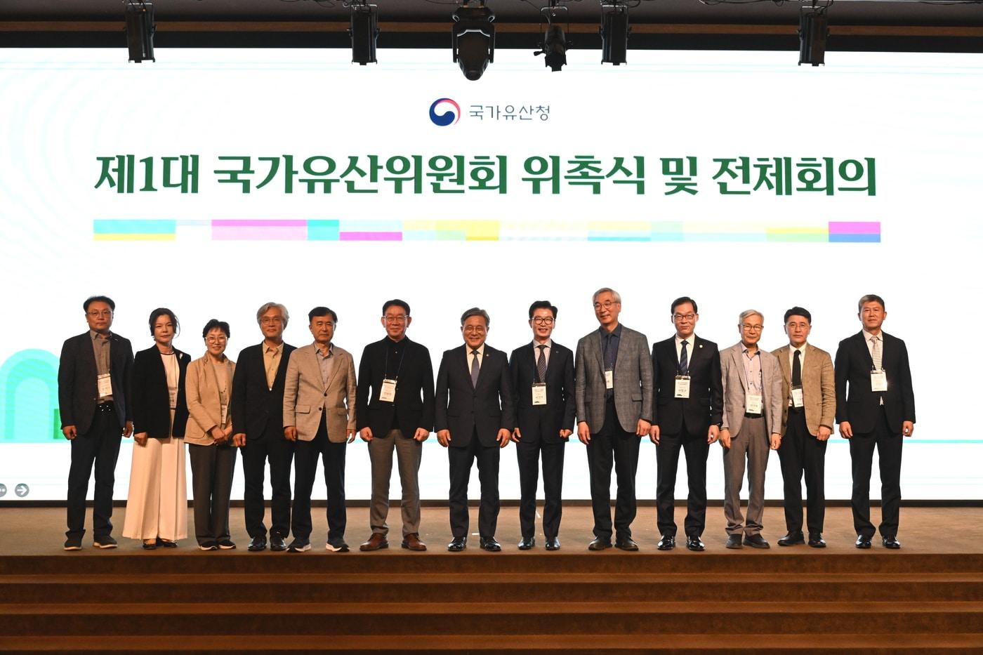 본문 이미지 - 허민 국가유산청장과 12개 분과위원장단. (국가유산청 제공)