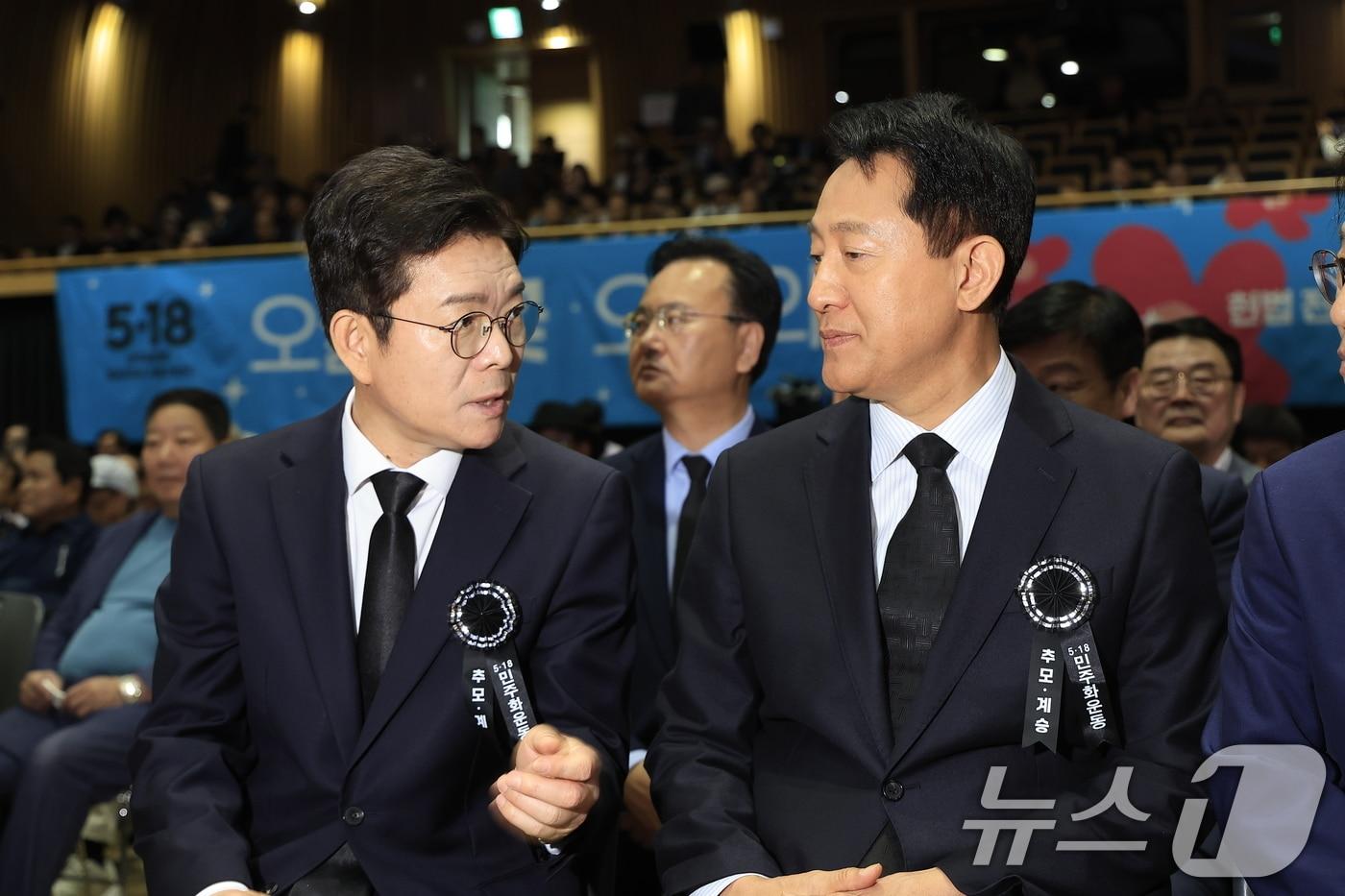 본문 이미지 - 정원오 더불어민주당 서울시장 후보와 오세훈 국민의힘 서울시장 후보가 18일 오전 서울 중구 서울시청 다목적홀에서 열린 5.18민주화운동 제46주년 서울기념식에 참석해 대화를 나누고 있다. 2026.5.18 ⓒ 뉴스1 박정호 기자