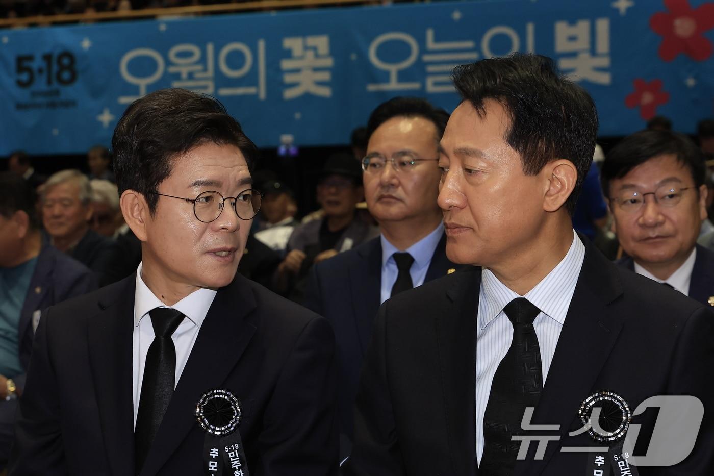 본문 이미지 - 정원오 더불어민주당 서울시장 후보와 오세훈 국민의힘 서울시장 후보가 18일 오전 서울 중구 서울시청 다목적홀에서 열린 5.18민주화운동 제46주년 서울기념식 참석해 대화를 나누고 있다. 2026.5.18 ⓒ 뉴스1 박정호 기자
