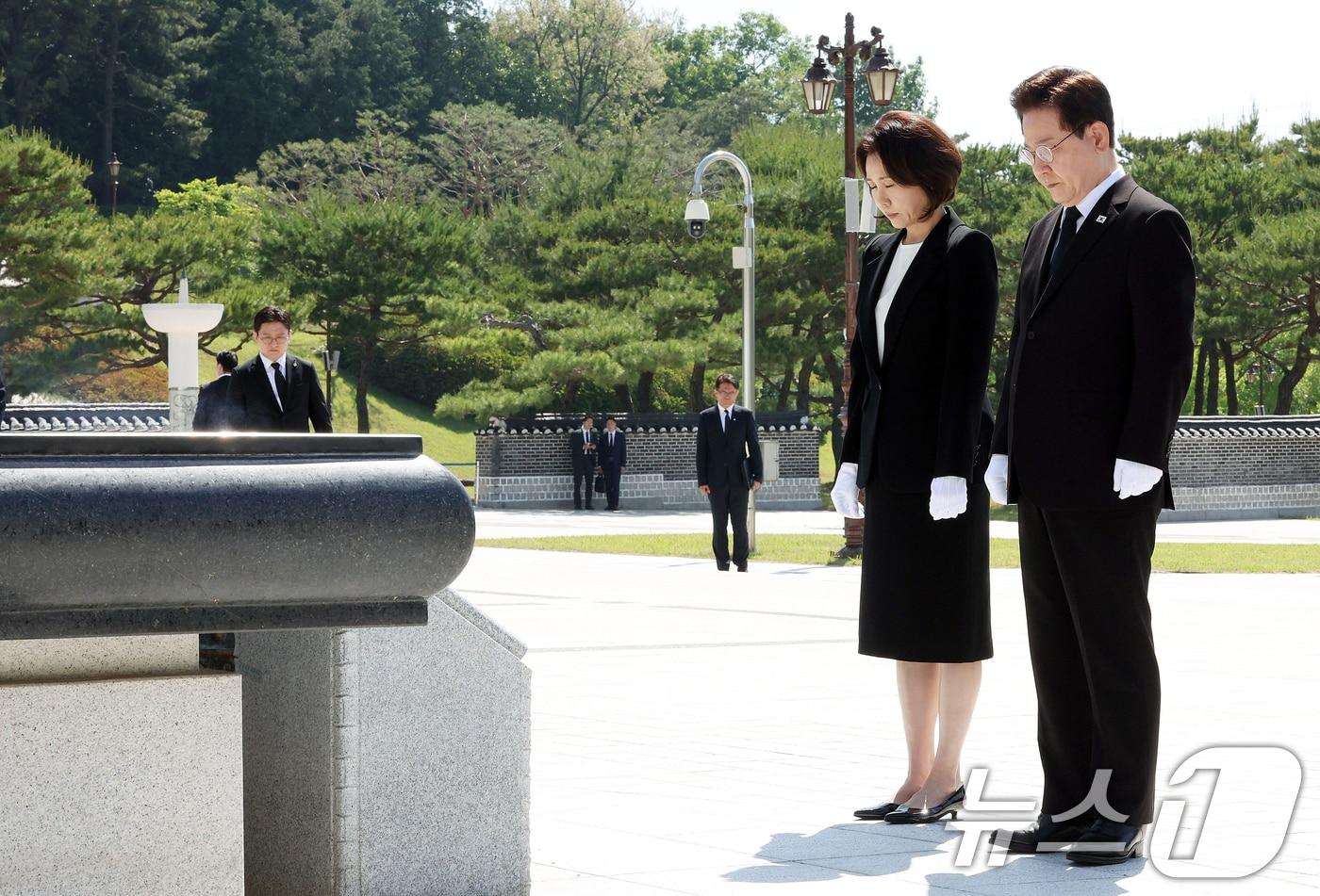 본문 이미지 - 이재명 대통령과 김혜경 여사가 18일 광주 북구 5·18 민주묘지를 찾아 추모탑에 참배하고 있다. 2026.5.18 ⓒ 뉴스1 이재명 기자