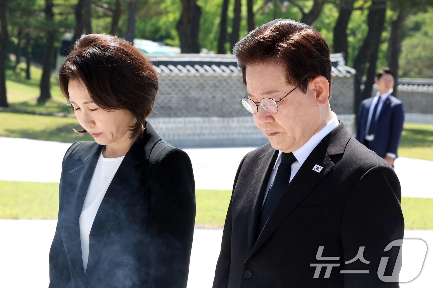 본문 이미지 - 이재명 대통령과 김혜경 여사가 18일 광주 북구 5·18 민주묘지를 찾아 추모탑에 참배하고 있다. 2026.5.18 ⓒ 뉴스1 이재명 기자