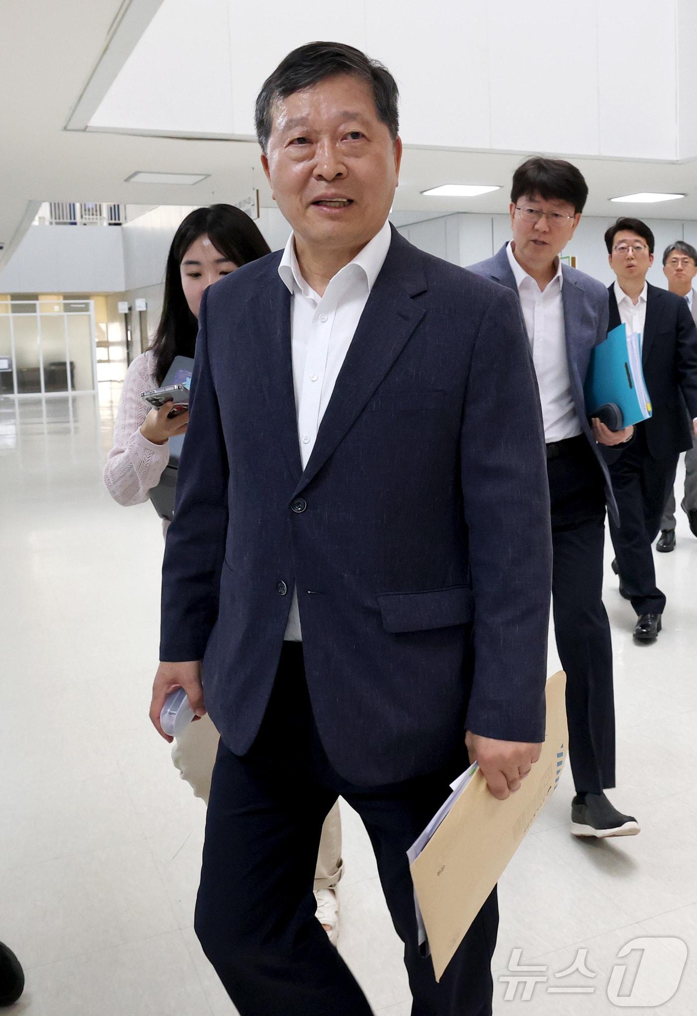 본문 이미지 - 박수근 중앙노동위원회 위원장이 18일 정부세종청사 중앙노동위원회에서 열리는 2차 삼성전자 노·사후조정 회의에 참석하고 있다. 2026.5.18 ⓒ 뉴스1 김기남 기자