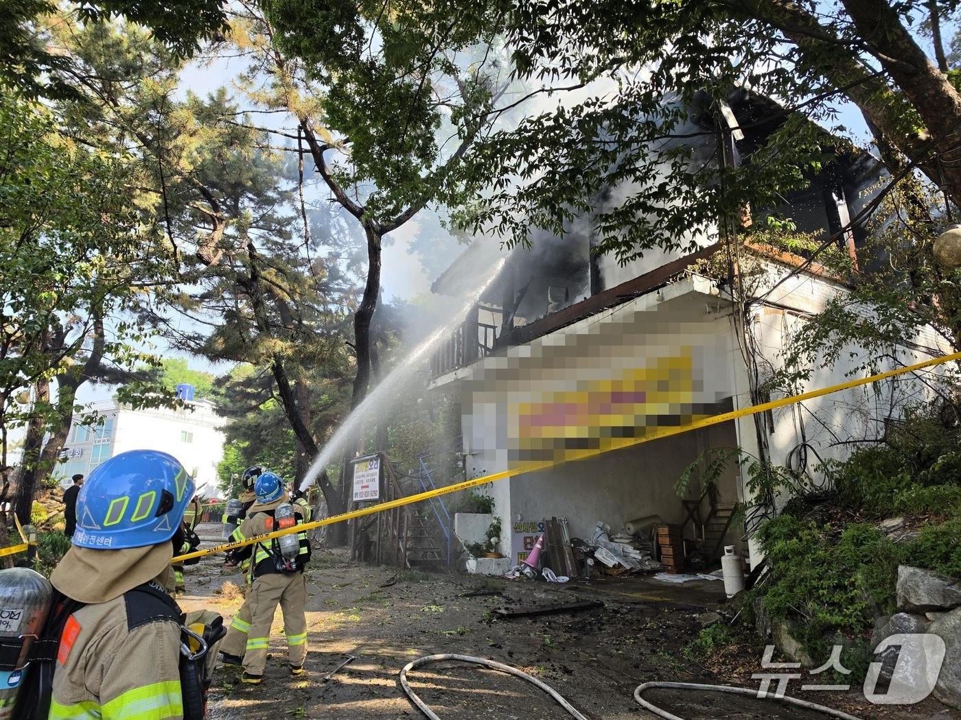 본문 이미지 - 18일 오전 8시 12분쯤 인천시 연수구 동춘동의 한 3층짜리 음식점에서 화재가 발생했다.(인천소방본부 제공. 재배포 및 DB금지)2026.5.18/뉴스1