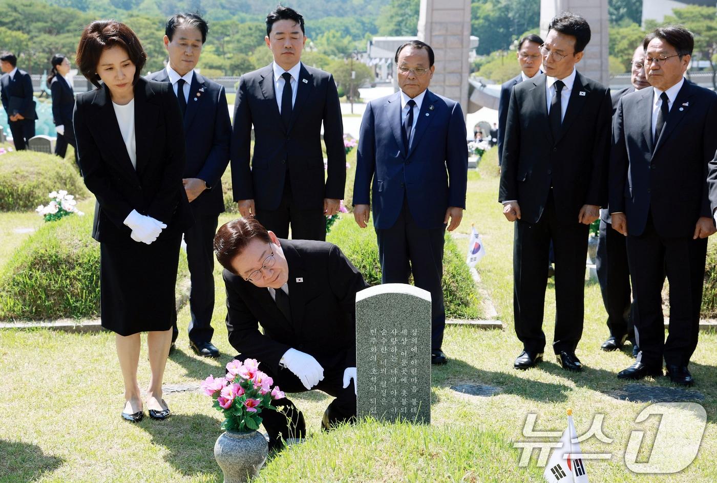 본문 이미지 - 이재명 대통령과 김혜경 여사가 18일 광주 북구 5·18 민주묘지를 찾아 故 양창근 묘역을 둘러보고 있다. 2026.5.18 ⓒ 뉴스1 이재명 기자