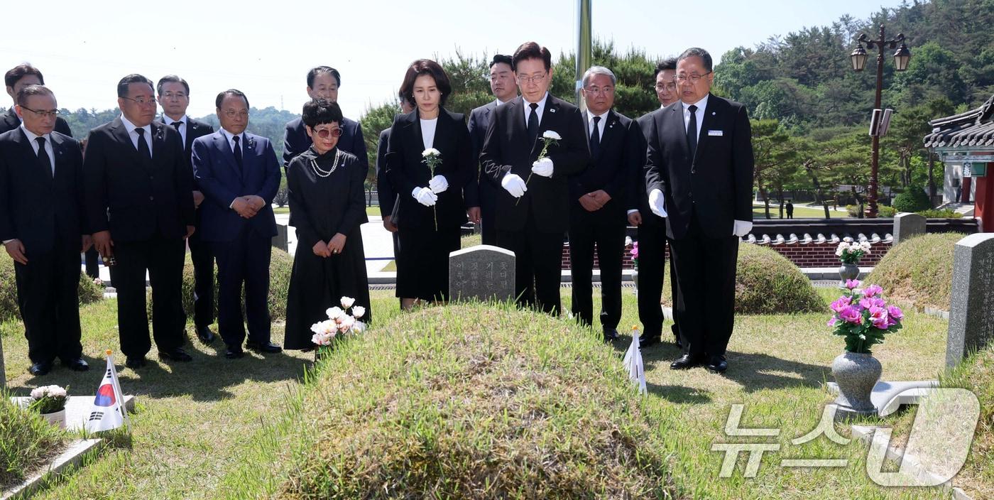 본문 이미지 - 이재명 대통령과 김혜경 여사가 18일 광주 북구 5·18 민주묘지를 찾아 故 박인배 묘역에 헌화를 하고 있다. 2026.5.18 ⓒ 뉴스1 이재명 기자