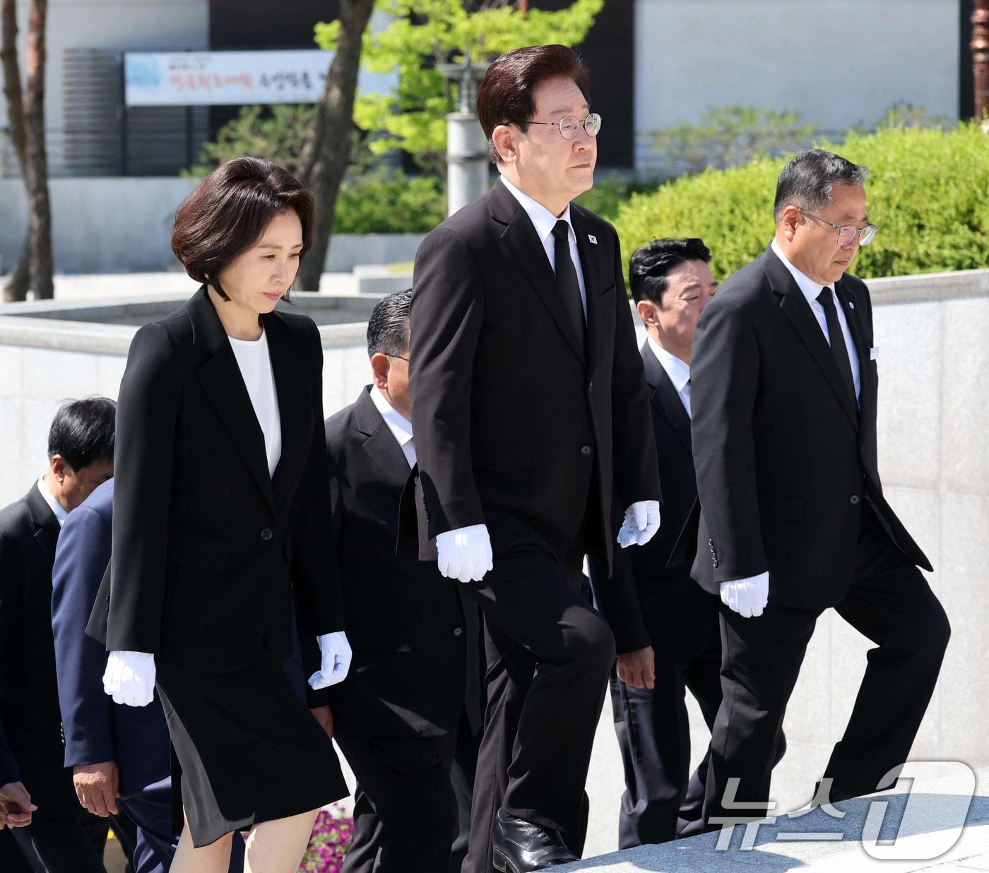 본문 이미지 - 이재명 대통령과 김혜경 여사가 18일 오전 광주 북구 운정동 국립 5·18민주묘지에 입장하고 있다. 2026.5.18 ⓒ 뉴스1 이재명 기자