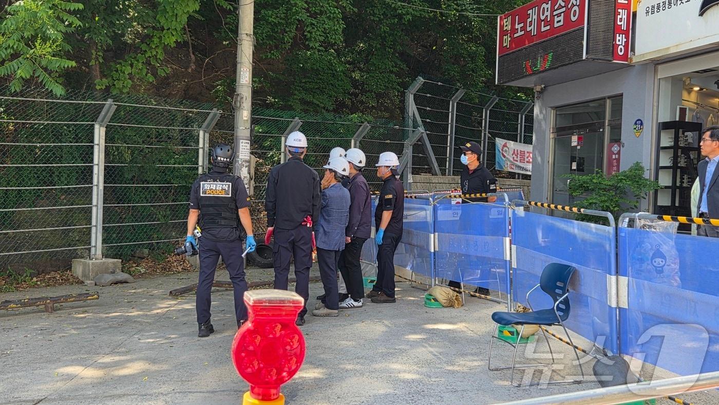 본문 이미지 - 50대 남성이 낙석에 깔려 숨지는 사고가 발생한 대구 남구 봉덕동 앞산 인근 산책로에서 경찰 등이 18일 현장 감식을 벌였다.2026.5.18 ⓒ News1 이성덕 기자