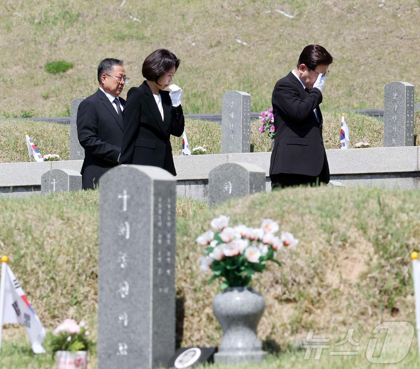 본문 이미지 - 이재명 대통령과 김혜경 여사가 18일 오전 광주 북구 운정동 국립 5·18민주묘지에서 묘역을 둘러보고 있다. 2026.5.18 ⓒ 뉴스1 이재명 기자