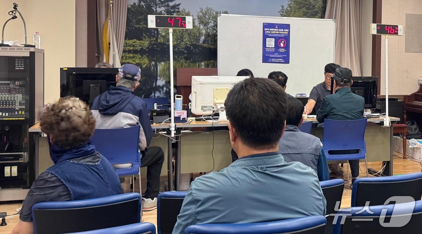 본문 이미지 - 18일 울산 북구 농소2동 행정복지센터에서 시민들이 고유가 피해지원금을 신청하고 있다.2026.5.18.ⓒ 뉴스1 김세은 기자