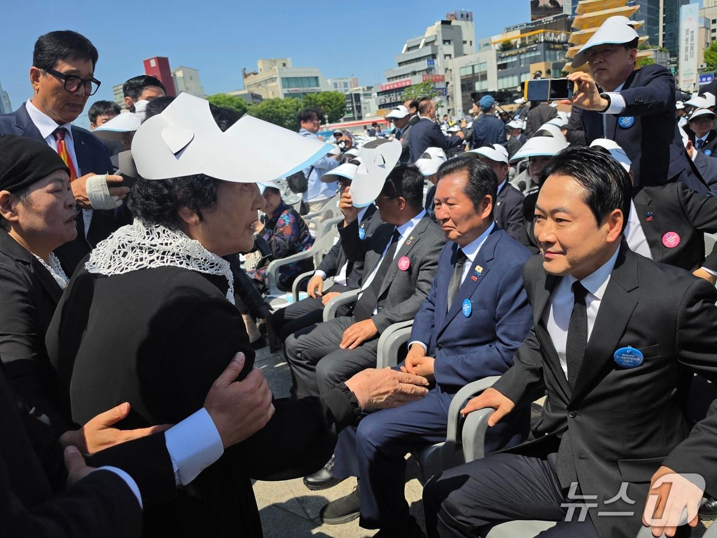 본문 이미지 - 김길자 오월어머니가 18일 광주 5·18민주광장에서 장동혁 국민의힘 대표를 향해 5·18민주화운동 헌법전문 수록 무산을 규탄하고 있다. 2026.5.18/뉴스1 이수민 기자