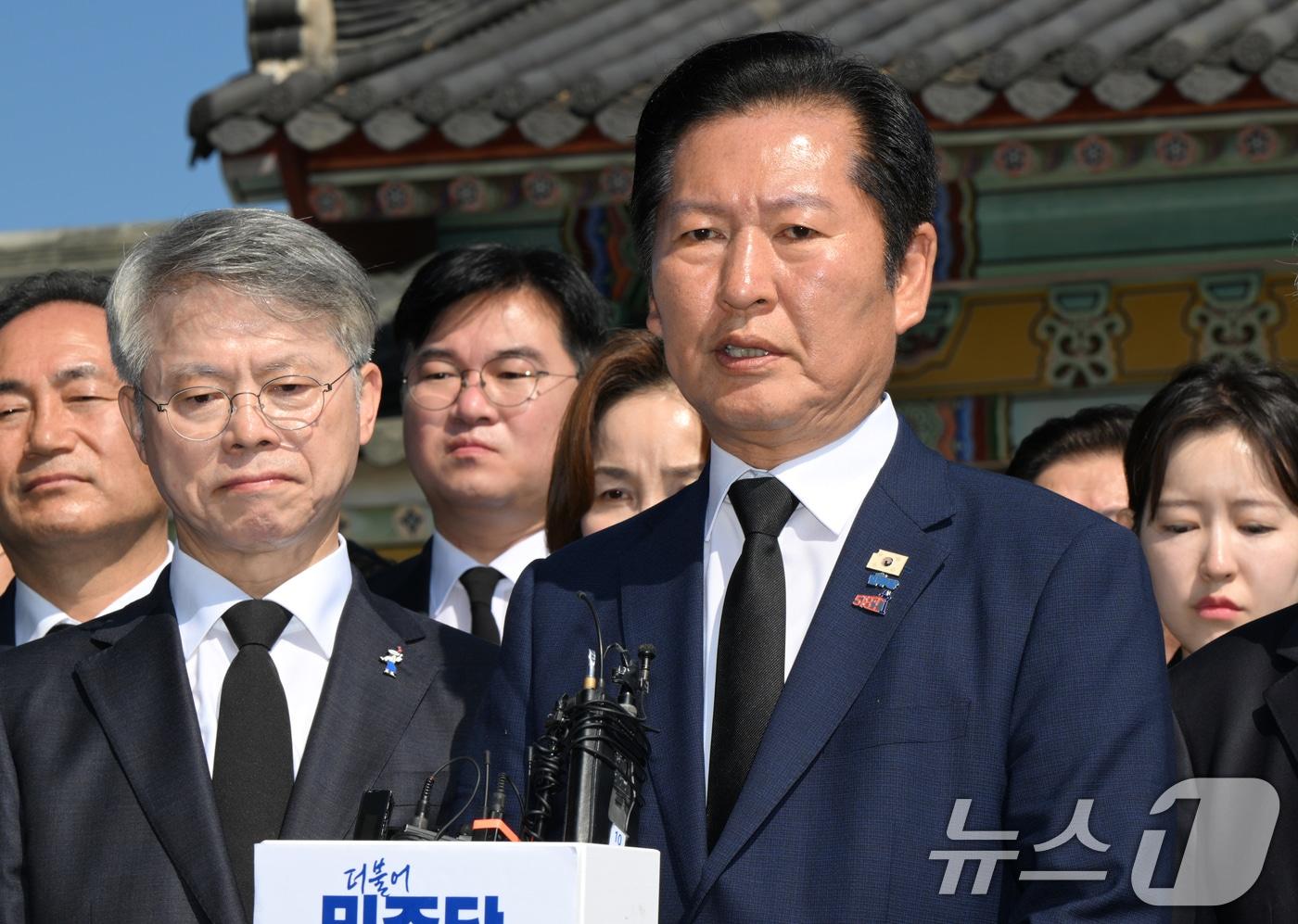본문 이미지 - 정청래 더불어민주당 대표가 5·18민주화운동 46주기인 18일 오전 광주 북구 운정동 국립5·18민주묘지를 찾아 참배하고 민주의문 앞에서 기자회견을 하고 있다. 2026.5.18 ⓒ 뉴스1 김태성 기자