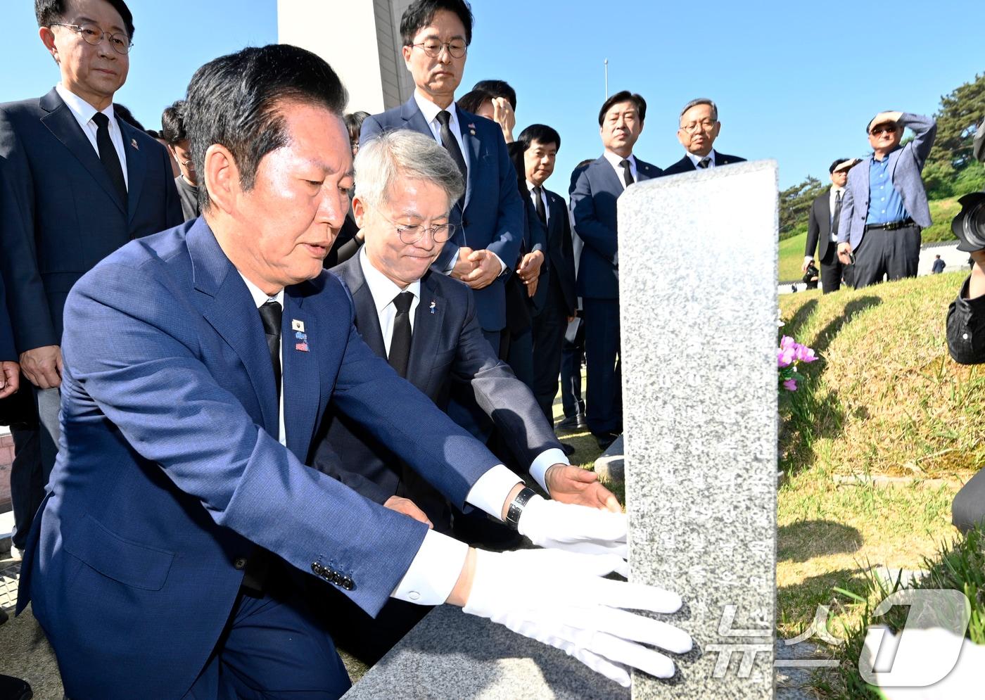 본문 이미지 - 정청래 더불어민주당 대표가 5·18민주화운동 46주기인 18일 오전 광주 북구 운정동 국립5·18민주묘지를 찾아 민형배 전남광주특별시장 후보와 함께 윤상원 열사 묘 앞에서 참배하고 있다. 2026.5.18 ⓒ 뉴스1 김태성 기자