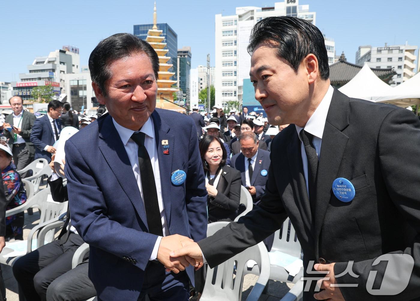 본문 이미지 - 정청래 더불어민주당 대표와 장동혁 국민의힘 대표가 18일 광주 동구 5·18민주광장에서 열린 제46주년 5·18민주화운동 기념식에서 악수하고 있다. 2026.5.18 ⓒ 뉴스1 이재명 기자