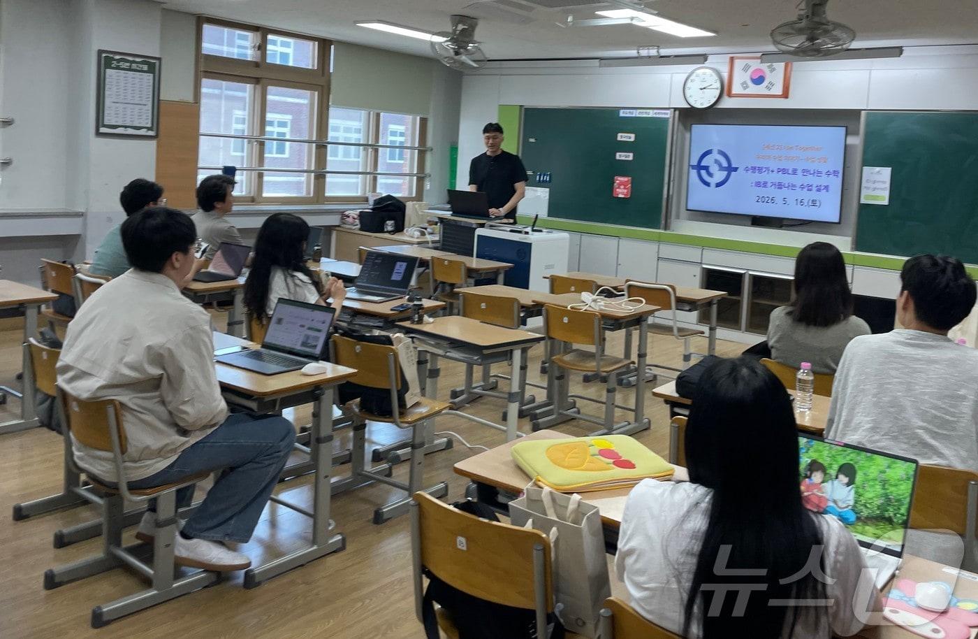 본문 이미지 - 경북교육청은 18일 인공지능 시대 미래교육 전환에 대응하기 위해 협업·토론 기반의 ‘2026 경북 IB 전문연구팀 정책기획팀’을 운영한다. /뉴스1